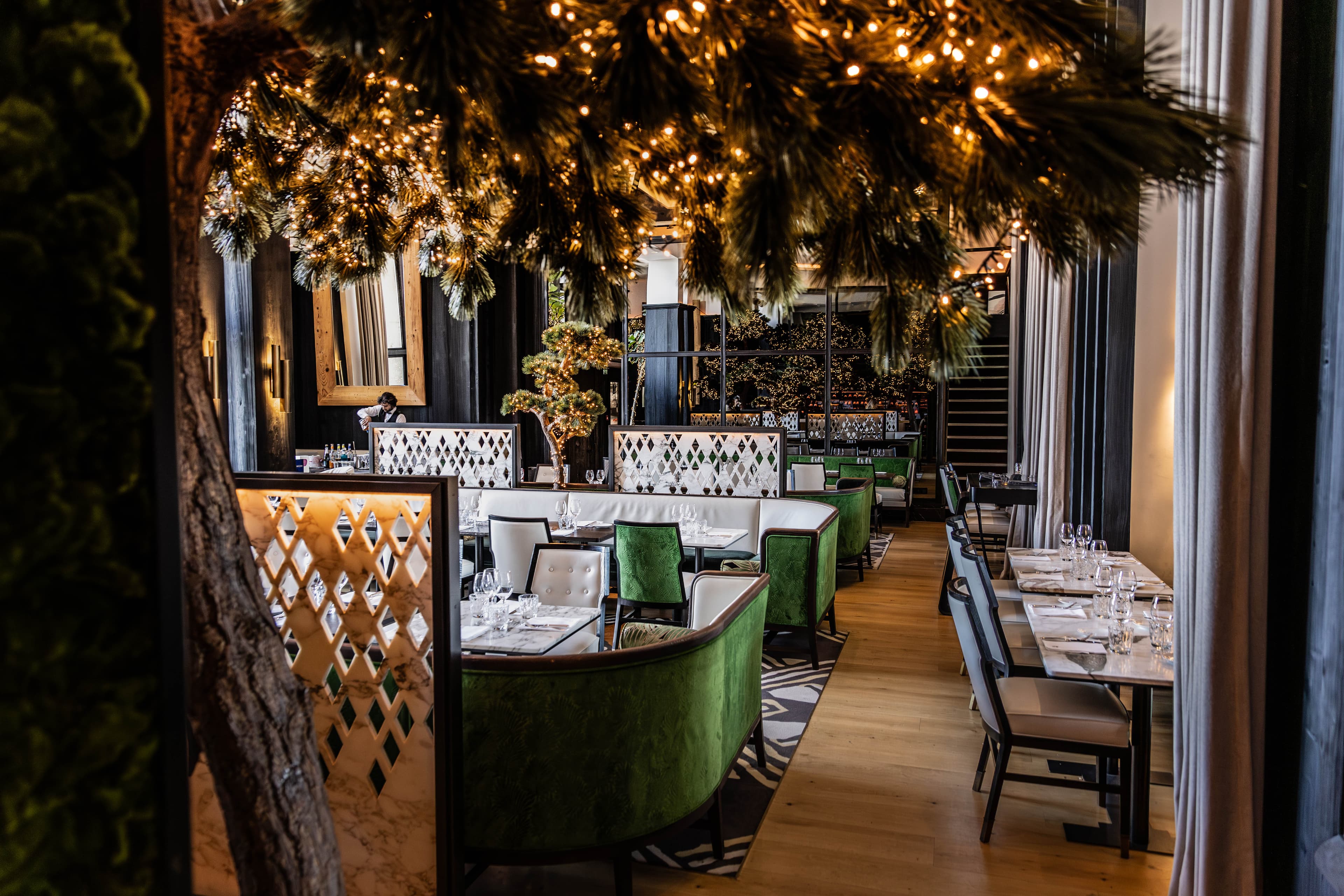 Restaurant élégant décoré de lumières