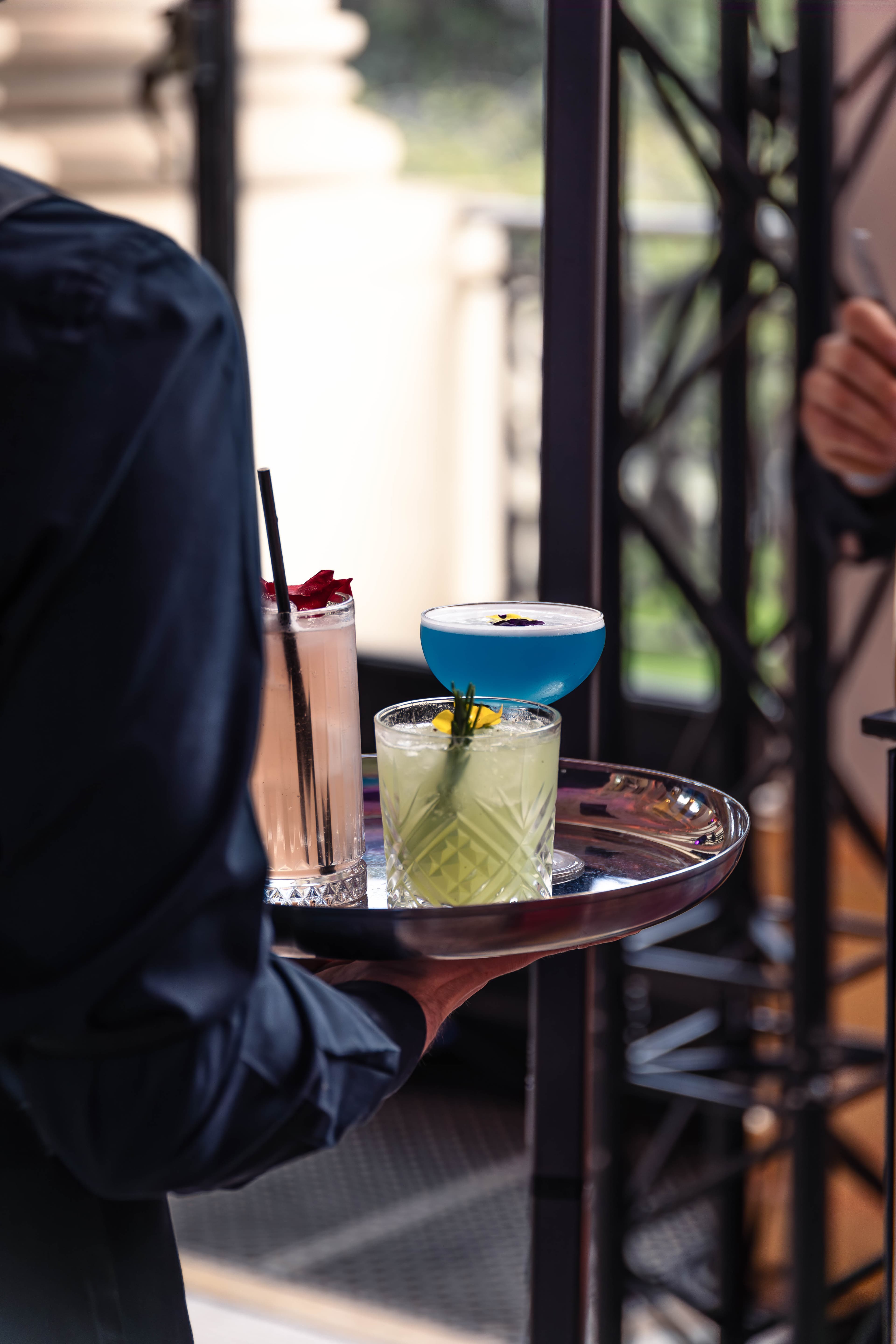 Serveur plateau de cocktails haut de gamme